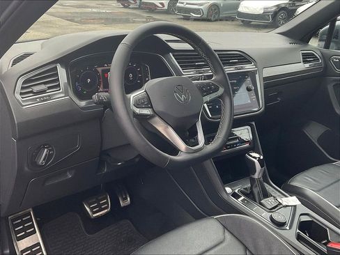 Used 2023 Volkswagen Tiguan SEL R-Line image 8