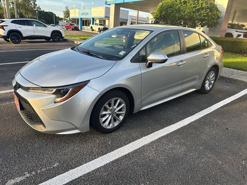 Used 2022 Toyota Corolla LE w/ LE Convenience Package FWD image 3