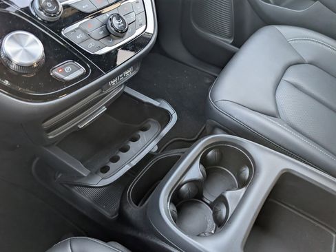 Used 2025 Chrysler Voyager LX image 24