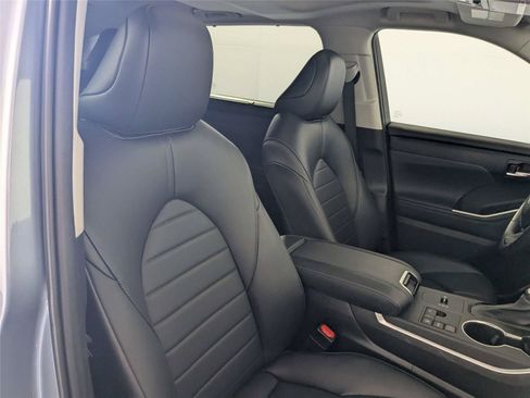 Used 2023 Toyota Highlander XLE FWD image 35
