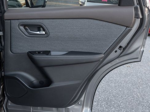 Used 2023 Nissan Rogue SV image 30