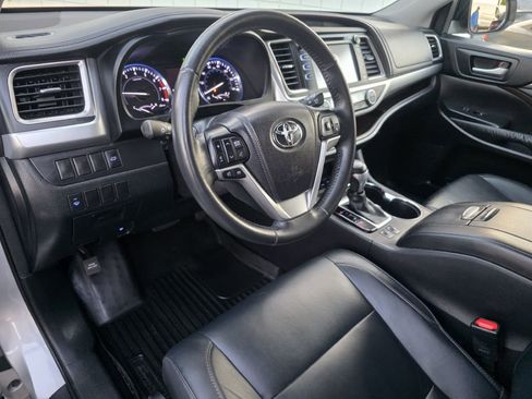 Used 2014 Toyota Highlander XLE AWD/4WD image 16