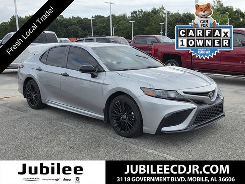 Used 2021 Toyota Camry SE FWD image 1