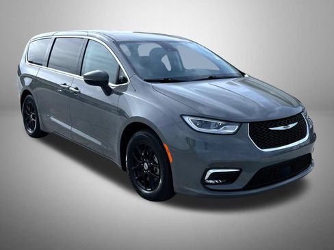 Used 2023 Chrysler Pacifica Touring-L FWD image 4