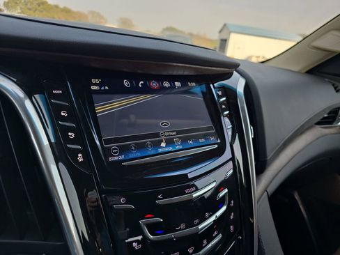 Used 2020 Cadillac Escalade Luxury image 23