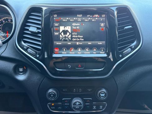 Used 2019 Jeep Cherokee Limited AWD/4WD image 23
