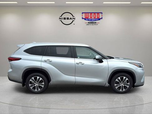 Used 2023 Toyota Highlander XLE AWD/4WD image 2