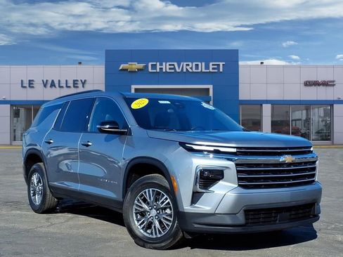 Certified 2025 Chevrolet Traverse LT image 1