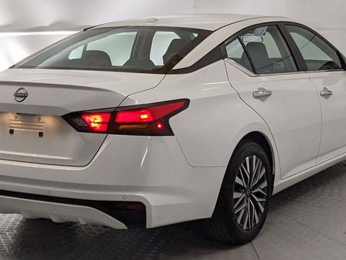 Used 2025 Nissan Altima 2.5 SV image 3