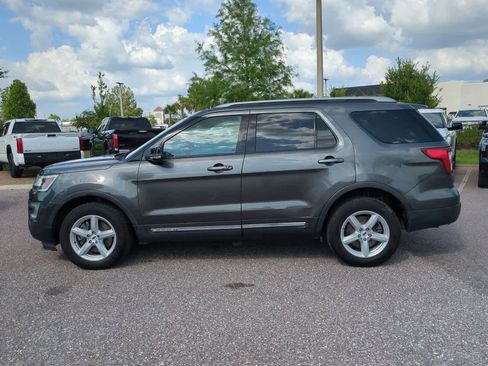 Used 2017 Ford Explorer XLT AWD/4WD image 3