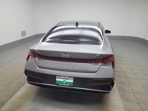 Used 2025 Hyundai Elantra SE image 7