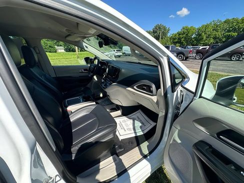 Used 2023 Chrysler Pacifica Touring-L FWD image 13
