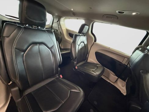 Used 2022 Chrysler Pacifica Touring-L FWD image 19