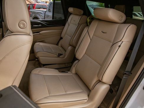 Used 2021 Cadillac Escalade Premium Luxury AWD/4WD image 12