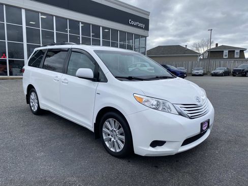 Used 2017 Toyota Sienna LE image 7