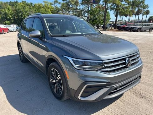 Used 2024 Volkswagen Tiguan SE image 1