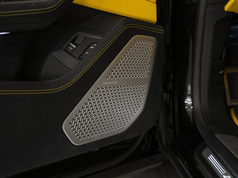 Used 2022 Lamborghini Urus AWD/4WD image 18