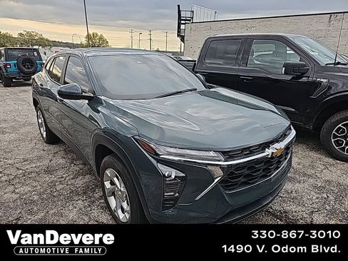 Used 2025 Chevrolet Trax LS w/ LS Convenience Package image 1