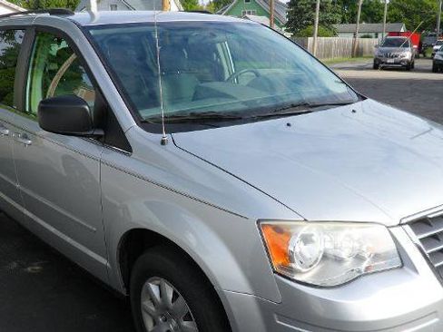 Used 2010 Chrysler Town & Country LX w/ Entertainment Group #1 FWD image 3