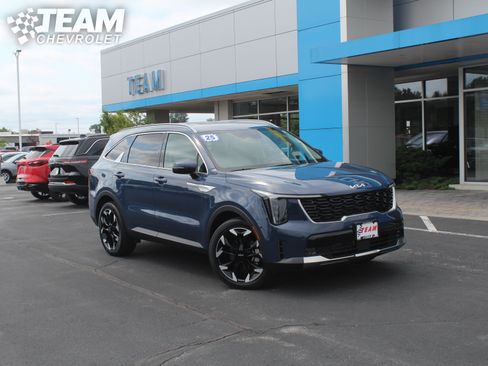 Used 2025 Kia Sorento EX FWD image 2