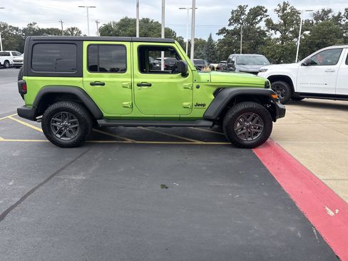 Used 2025 Jeep Wrangler Unlimited Sport AWD/4WD image 4
