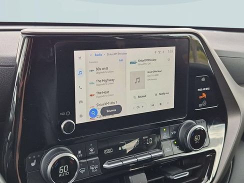 Used 2023 Toyota Highlander XLE FWD image 16
