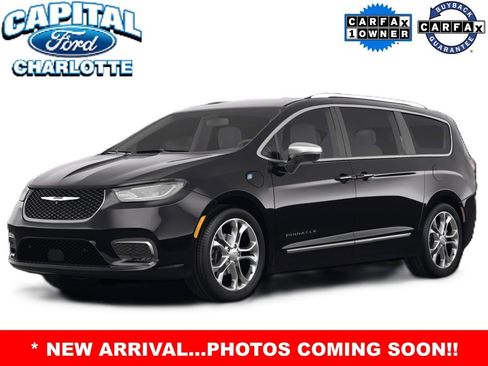 Used 2023 Chrysler Pacifica Limited FWD image 2