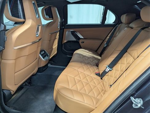 Used 2023 BMW 740i image 9