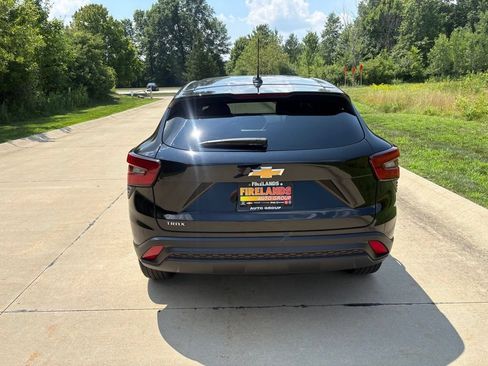 Used 2024 Chevrolet Trax LS w/ LS Convenience Package FWD image 8