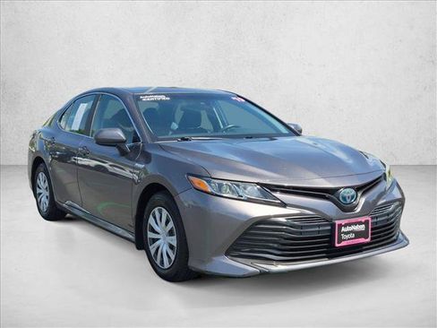 Used 2019 Toyota Camry LE FWD image 3