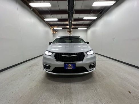 Used 2024 Chrysler Pacifica Touring-L image 3