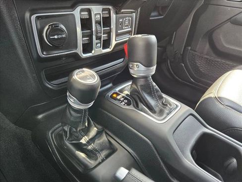 Used 2025 Jeep Wrangler Unlimited Sahara AWD/4WD image 15