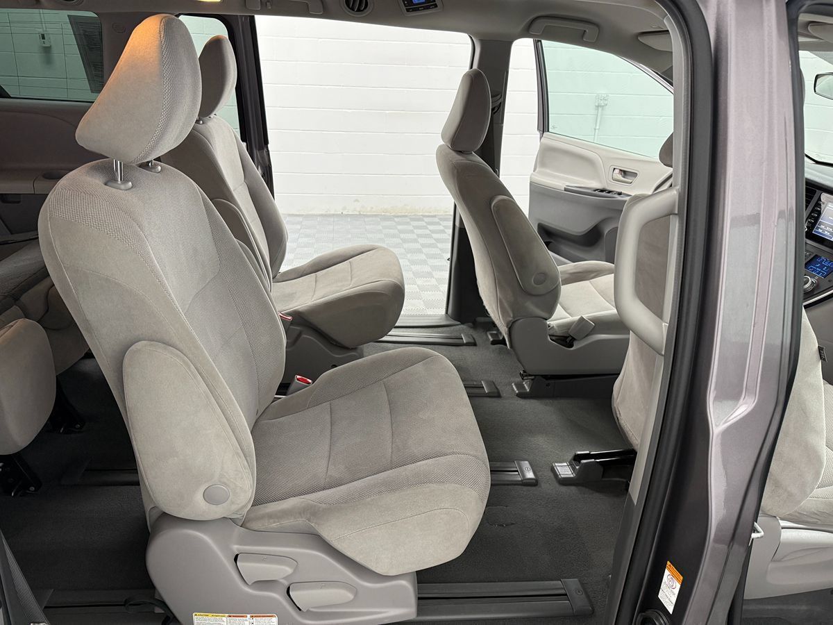 Used 2019 Toyota Sienna L FWD image 12