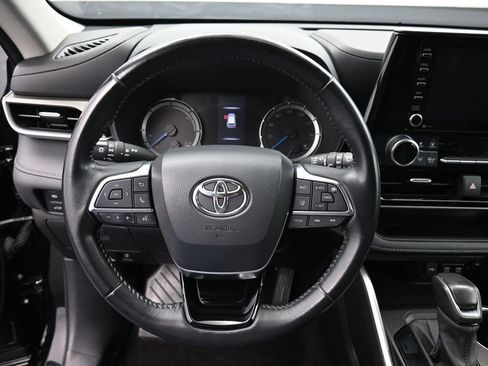 Certified 2021 Toyota Highlander LE image 17