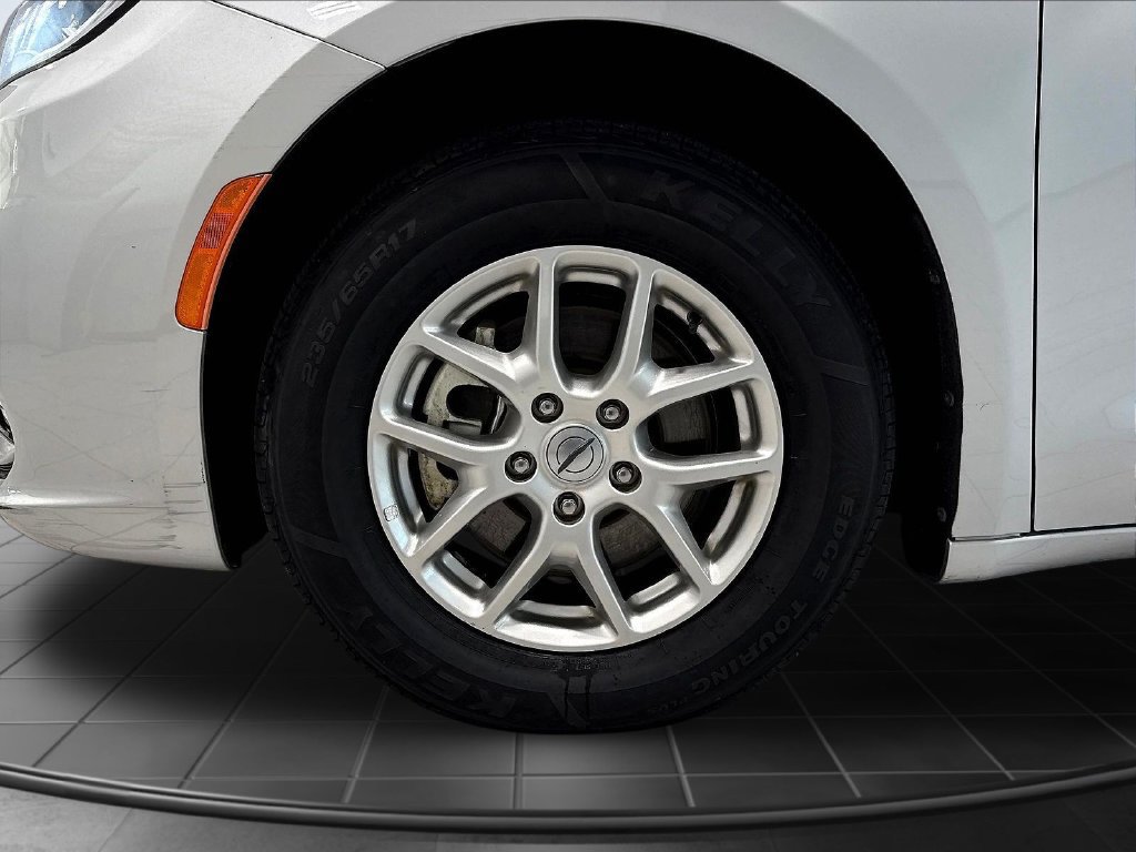 Used 2024 Chrysler Pacifica Touring-L FWD image 33