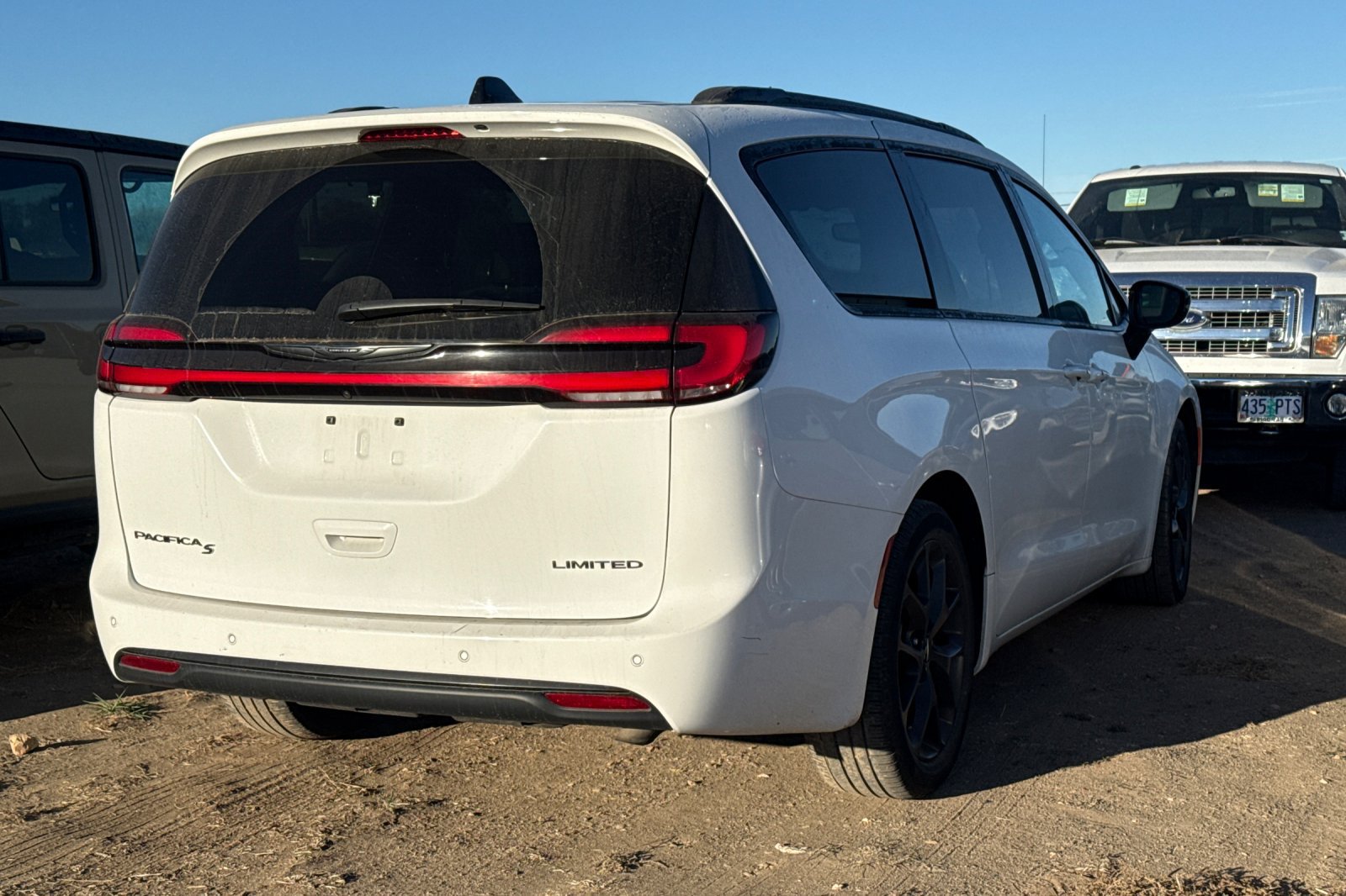 Used 2025 Chrysler Pacifica Limited FWD image 4