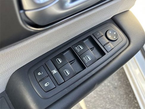 Used 2024 Chrysler Pacifica Touring-L image 15