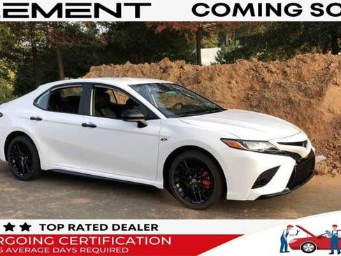 Used 2020 Toyota Camry SE image 1