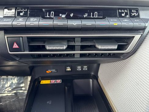 Used 2025 Toyota Camry SE w/ Convenience Package FWD image 26