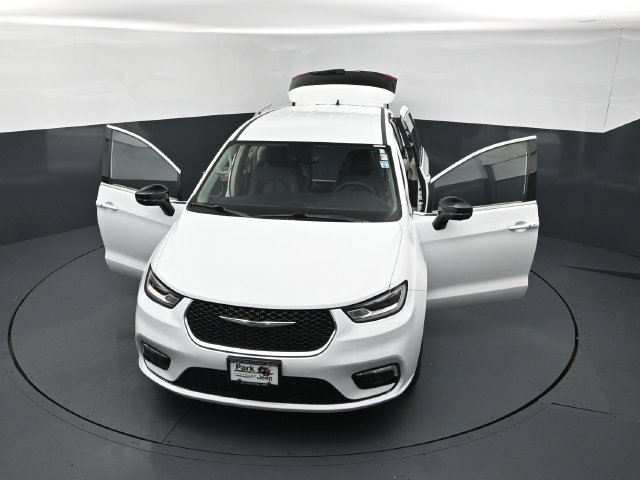 Used 2024 Chrysler Pacifica Touring-L AWD/4WD image 25