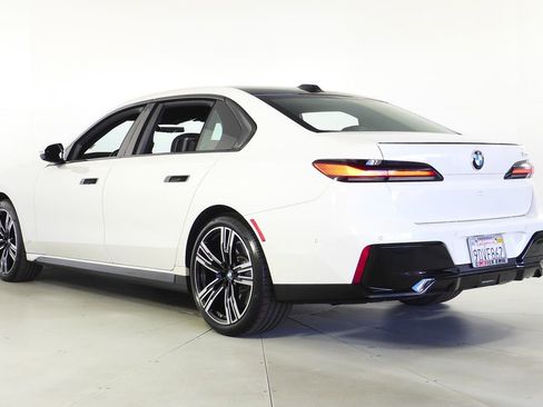 Used 2023 BMW 740i w/ Parking Assistance Package image 9