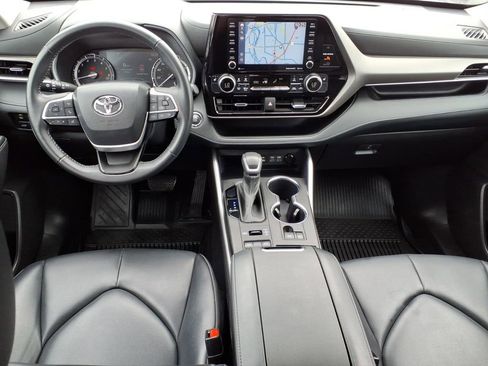 Used 2022 Toyota Highlander XLE AWD/4WD image 11