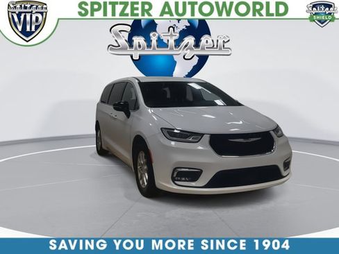 Used 2025 Chrysler Pacifica Select FWD image 3
