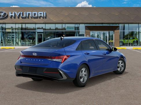 New 2025 Hyundai Elantra SE image 4