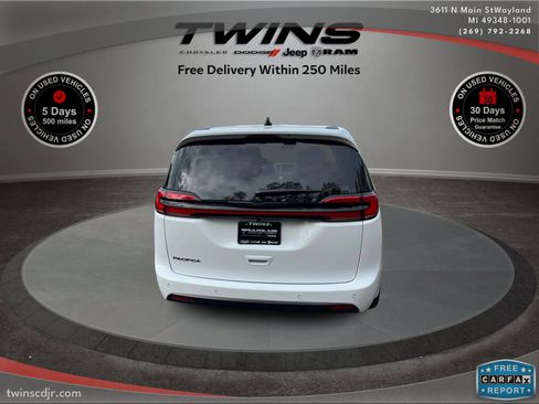 New 2026 Chrysler Pacifica Select image 5