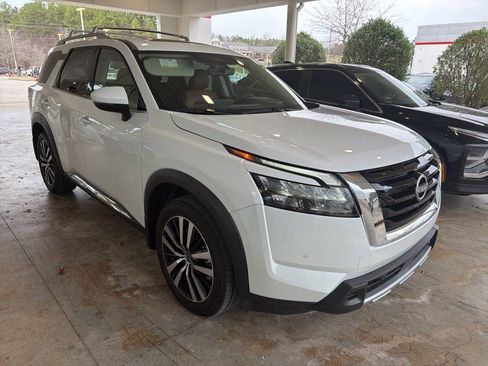 Used 2025 Nissan Pathfinder Platinum FWD image 4