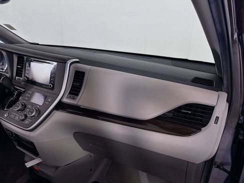 Used 2020 Toyota Sienna XLE w/ XLE Navigation Package image 26