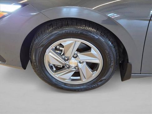 Used 2025 Hyundai Elantra SE FWD image 25