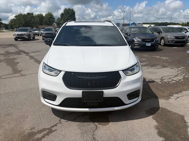 Used 2025 Chrysler Pacifica Limited FWD image 9