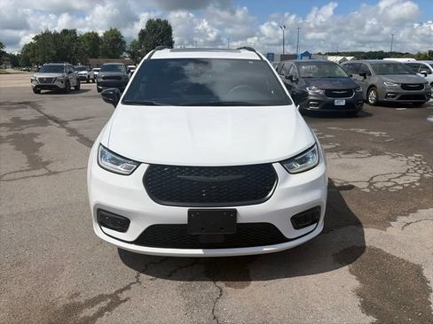 Used 2025 Chrysler Pacifica Limited FWD image 9